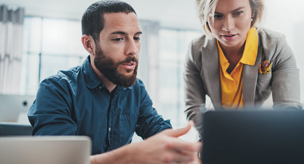 Mitarbeiter erstellen einen Unternehmensplan am PC